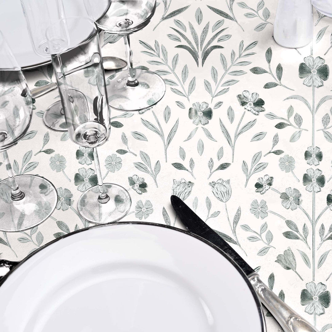 Sølvflor Elegance - Voksdug med prægede sølvblomster, grå bund, nærbillede