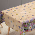 Sommereng Beige – Voksdug med blomster og sommerfugle, bordende