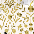 Guldflor Elegance - Voksdug med prægede guldblomster, hvid bund, nærbillede