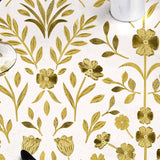 Guldflor Elegance - Voksdug med prægede guldblomster, hvid bund, nærbillede