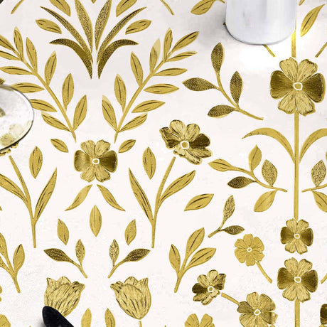 Guldflor Elegance - Voksdug med prægede guldblomster, hvid bund, nærbillede