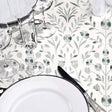 Sølvflor Elegance - Voksdug med prægede sølvblomster, grå bund, nærbillede