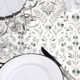 Sølvflor Elegance - Voksdug med prægede sølvblomster, grå bund, nærbillede