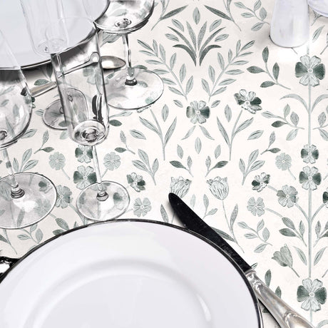 Sølvflor Elegance - Voksdug med prægede sølvblomster, grå bund, nærbillede