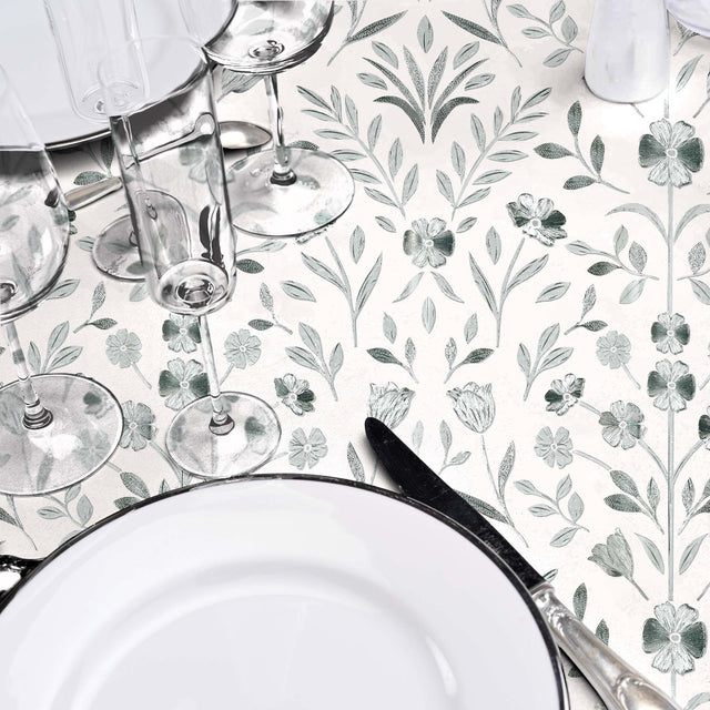 Sølvflor Elegance - Voksdug med prægede sølvblomster, grå bund, nærbillede